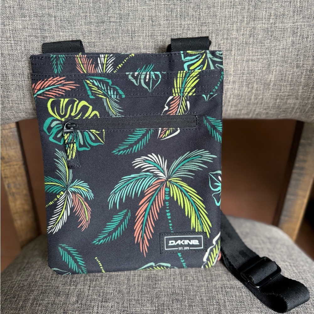 NWOT Dakine Black Tropical Crossbody Bag